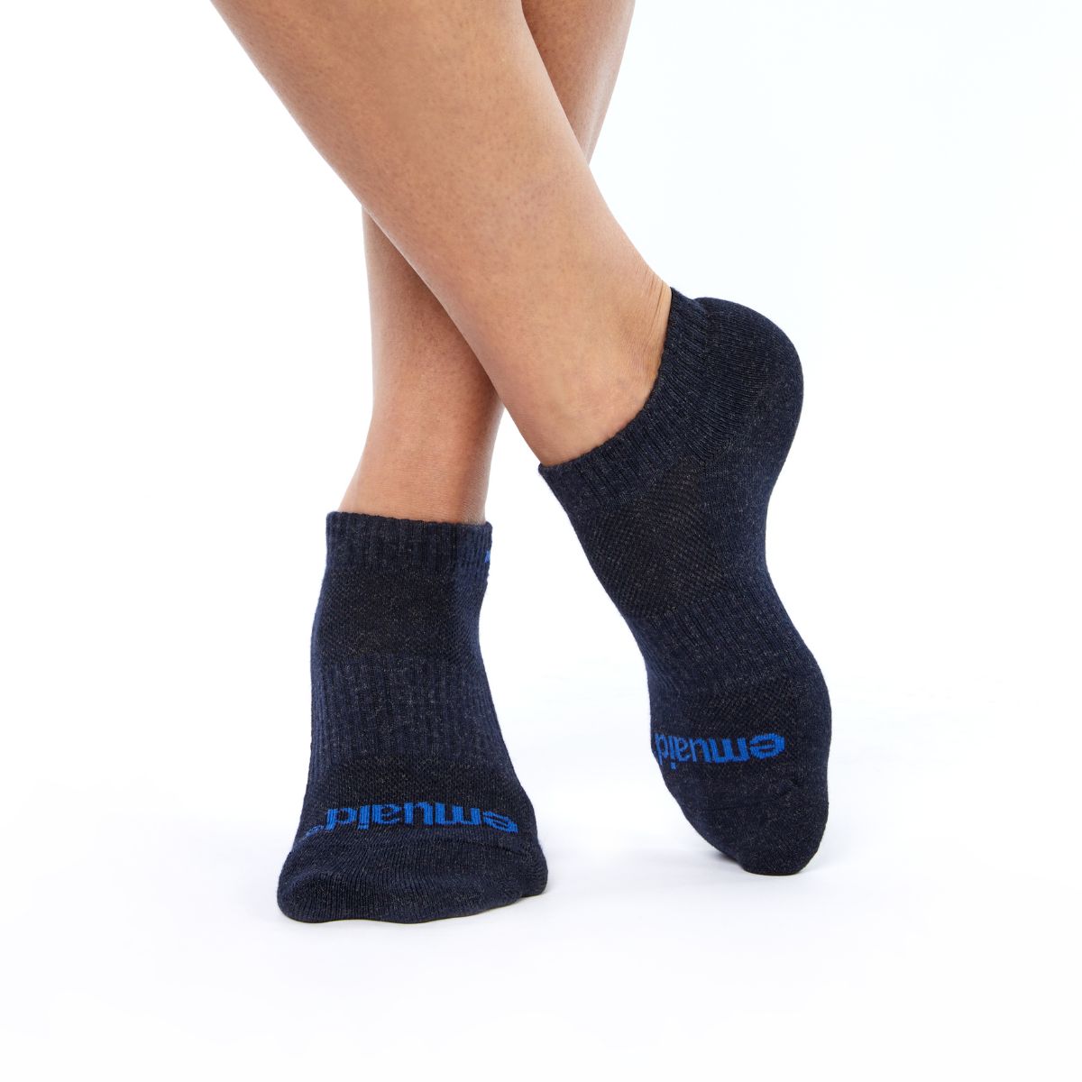 knöchellange marineblaue Socken an den Füßen