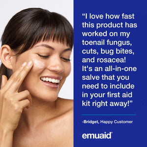 Frau, die eine Creme aufträgt, mit einem Testimonial-Text für das Produkt emuaid
