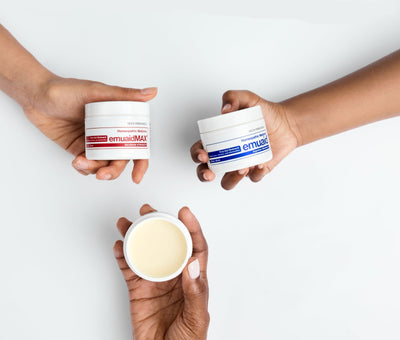 Personen, die EMUAID in der Hand halten