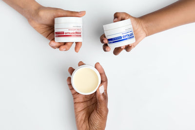 Personen, die EMUAID in der Hand halten