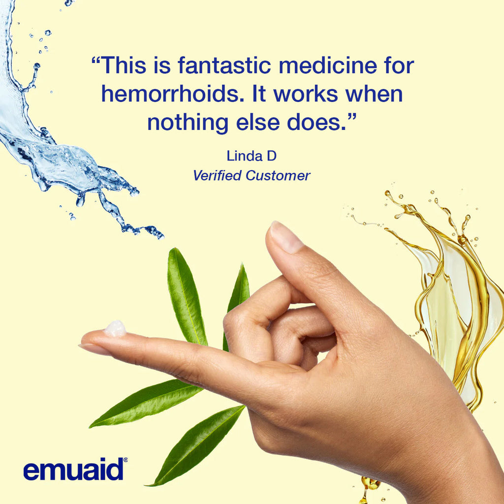 Auftragen der Hautpflegecreme von Hand mit Wasser und Blättern im Hintergrund Auftragen der Hautpflegecreme von Hand mit Wasser und Blättern im Hintergrund