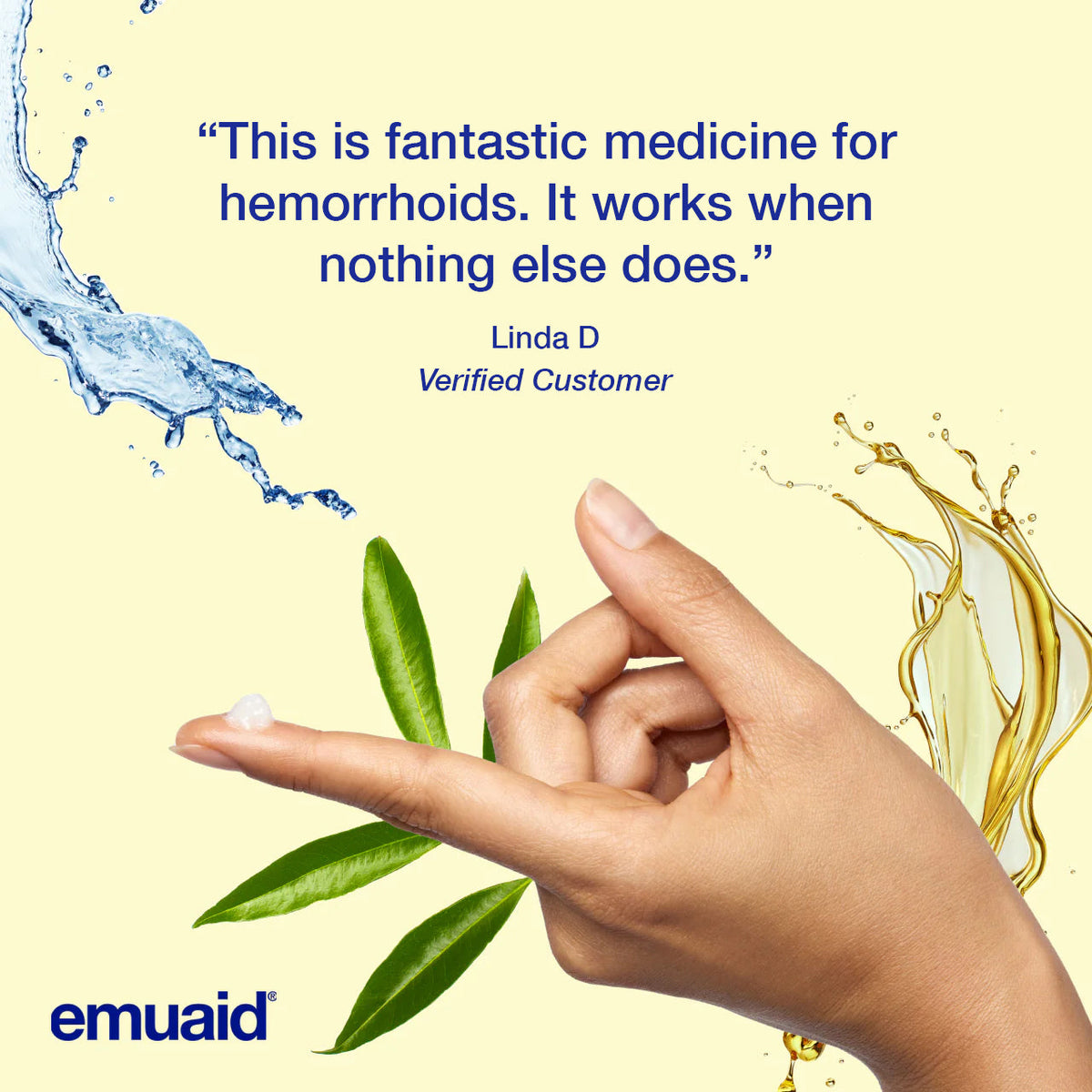 Auftragen der Hautpflegecreme von Hand mit Wasser und Blättern im Hintergrund