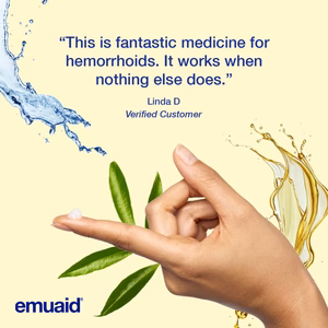 Auftragen der Hautpflegecreme von Hand mit Wasser und Blättern im Hintergrund