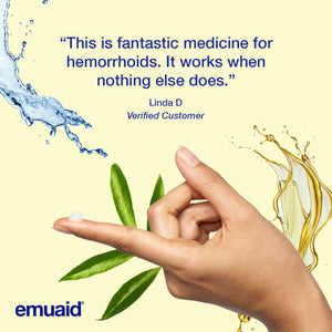 Auftragen der Hautpflegecreme von Hand mit Wasser und Blättern im Hintergrund