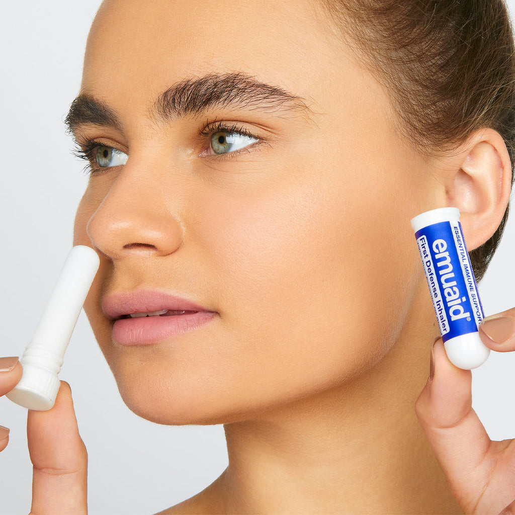 Frau verwendet Inhalator zur Unterstützung des Immunsystems Frau verwendet Inhalator zur Unterstützung des Immunsystems