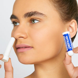 Frau verwendet Inhalator zur Unterstützung des Immunsystems