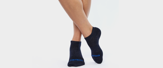 Ein Mann benutzt EMUAID® Ionic Silver Socks
