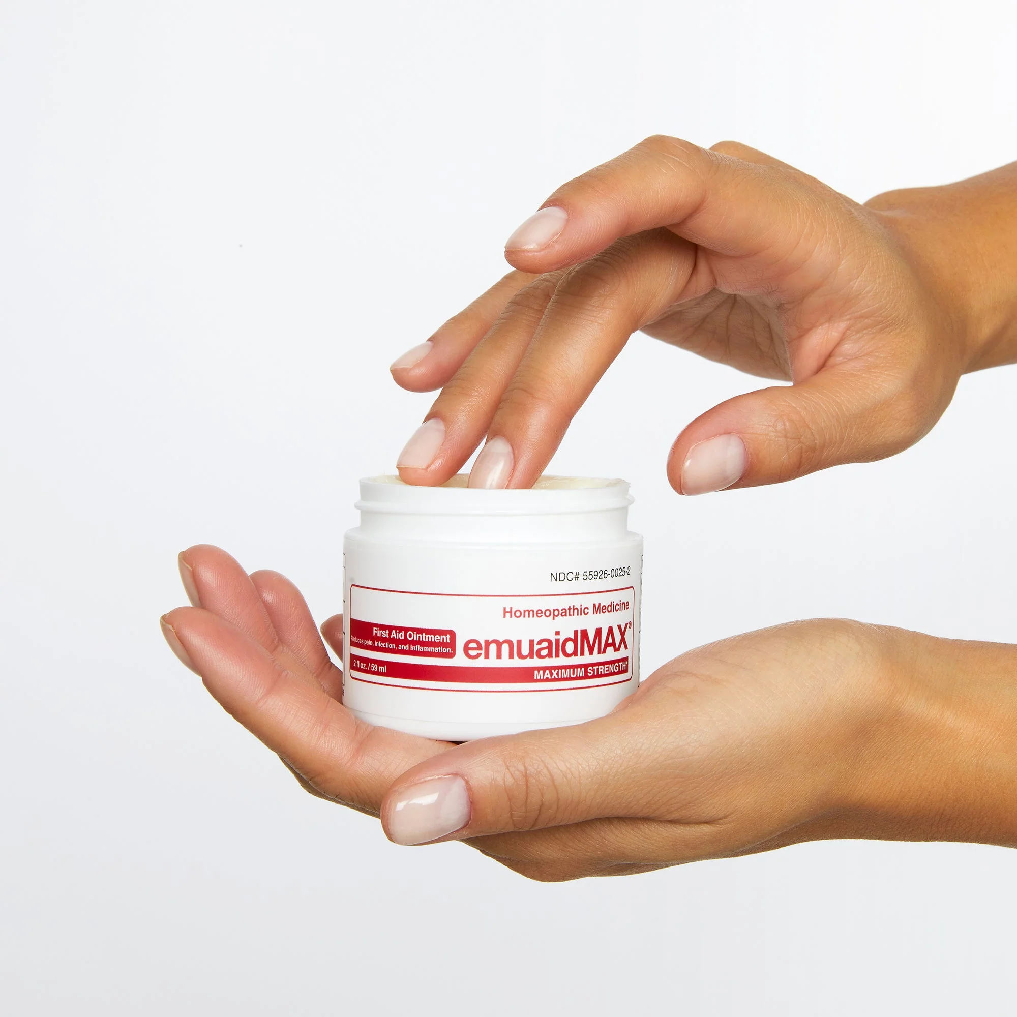 Hand mit emuaid Creme