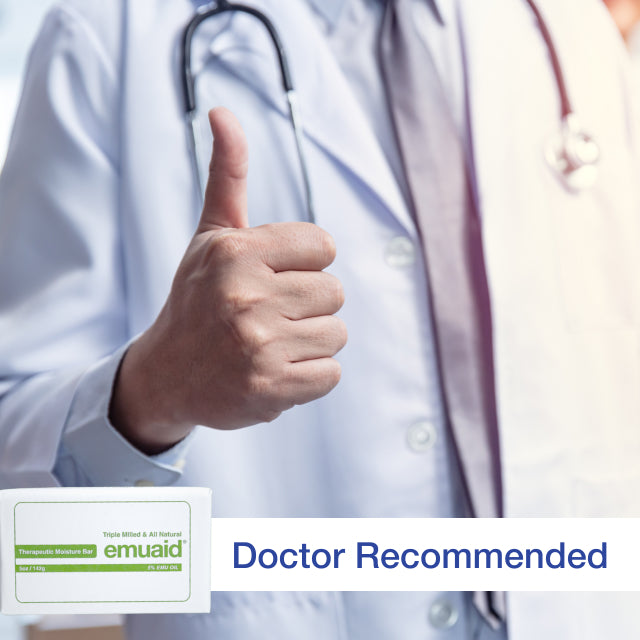 Arzt gibt Daumen hoch mit emuaid