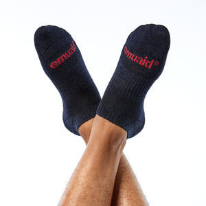 Ein Bild von Emuaid Ionic Silver Socks mit rotem Logo getragen von Modell