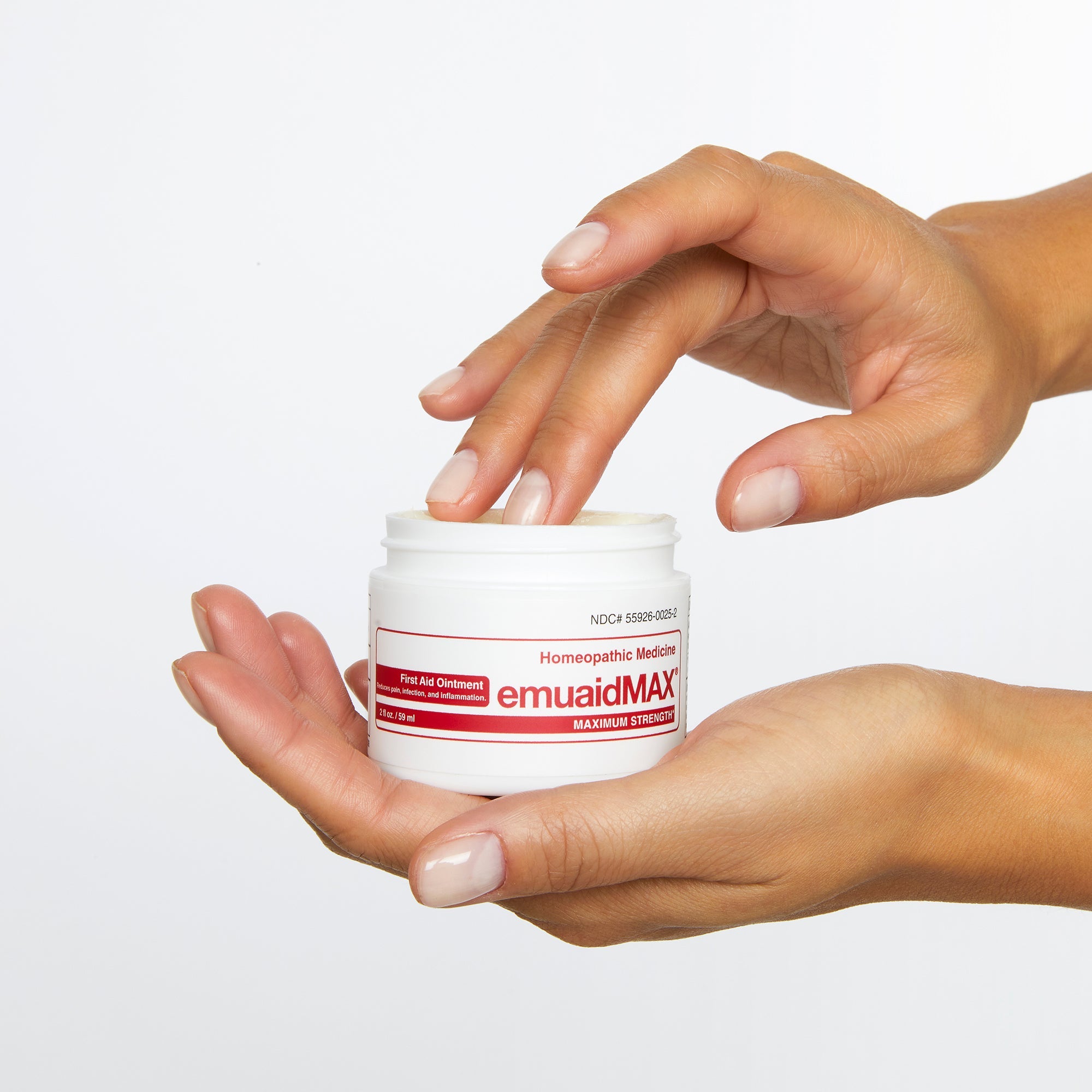 Hand mit emuaid Creme